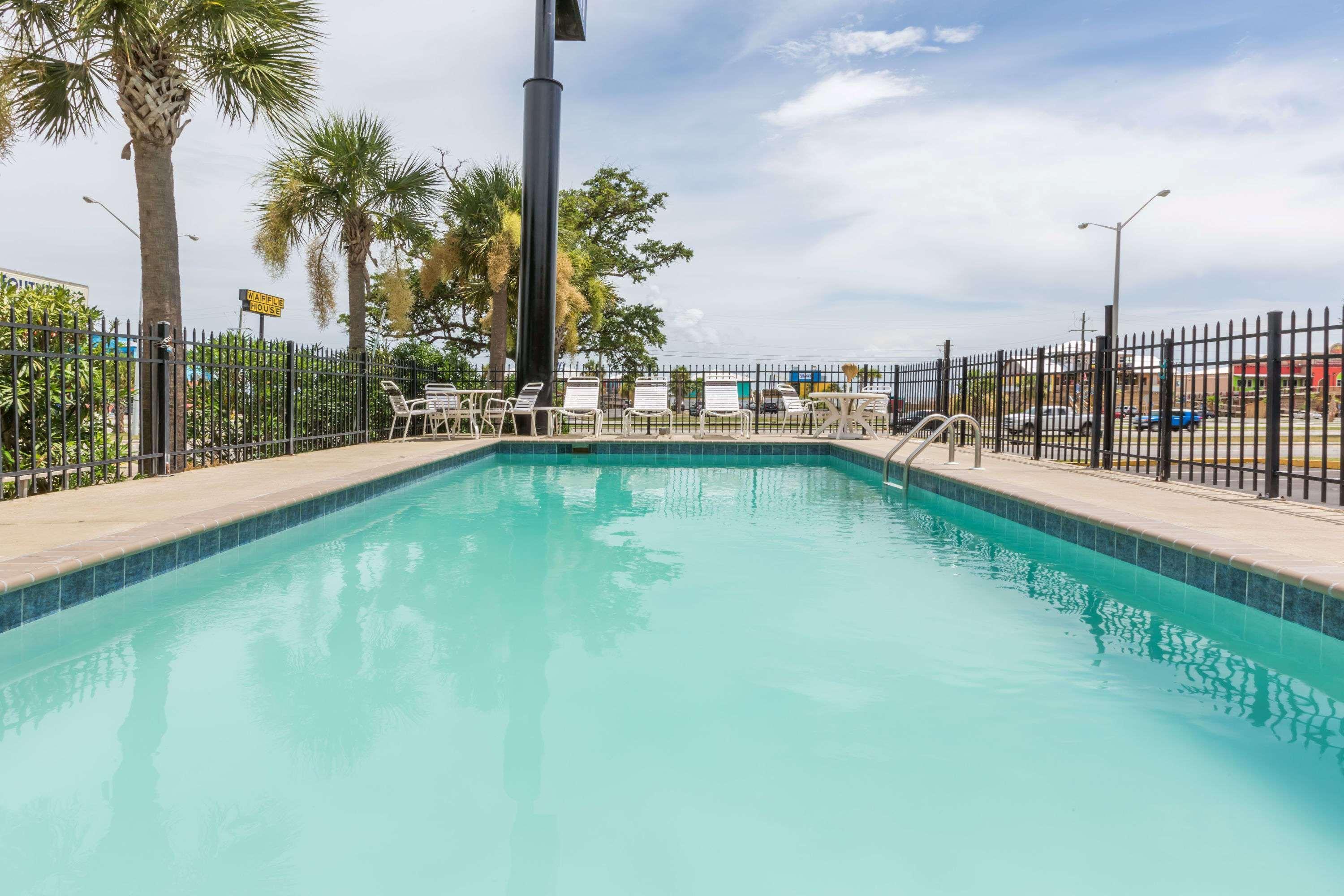 Days Inn By Wyndham Biloxi Beach Exterior photo